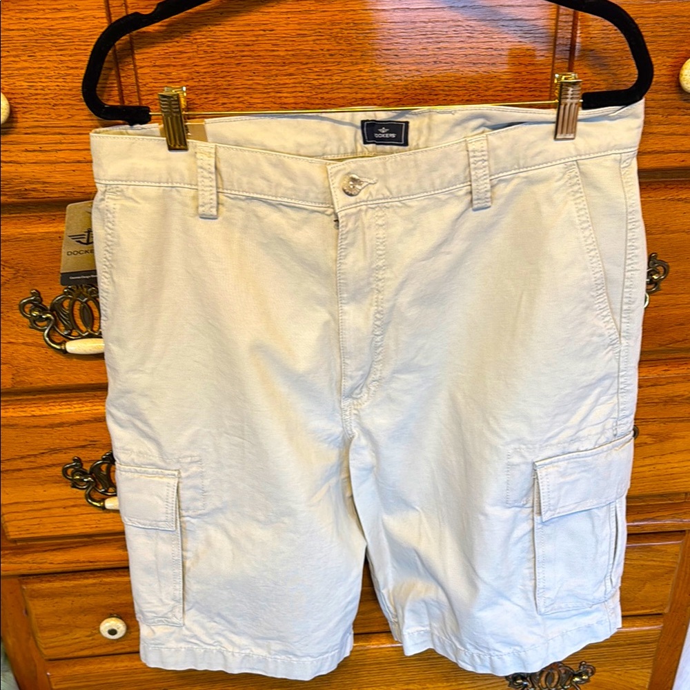 DOCKERS Men's Cream/Light Khaki Cargo Shorts